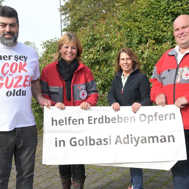 Das Foto zeigt Unterstützer der Kürtener Spendenaktion für das Erdbebengebiet in der Türkei