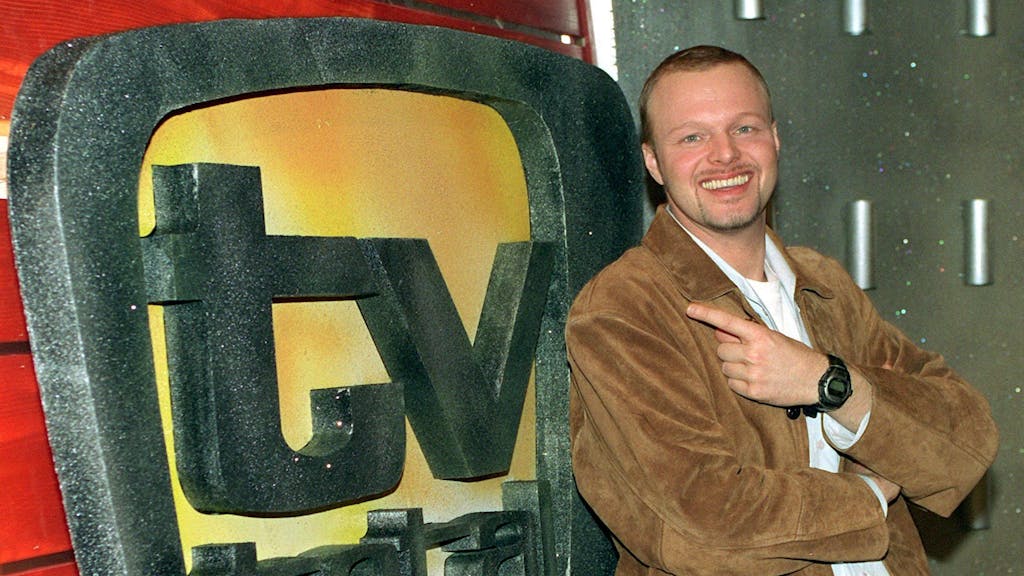 Stefan Raab zeigt am 1. März 1999 in Köln auf das Logo seiner Entertaiment-Show „TV total“.