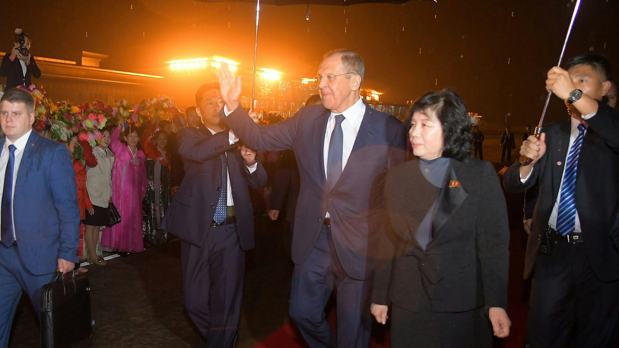 Russlands Außenminister Sergej Lawrow neben seinem nordkoreanischen Amtskollegen Choe Son Hui bei seiner Ankunft auf dem internationalen Flughafen von Pjöngjang. Unabhängige Journalisten hatten keinen Zugang zu der Veranstaltung.