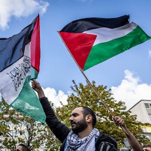 Teilnehmer einer  Pro-Palästina-Demonstration schwenken Palästina-Flaggen. Nach dem Terrorangriff der Hamas auf Israel kam es deutschlandweit zu zahlreichen Reaktionen.&nbsp;