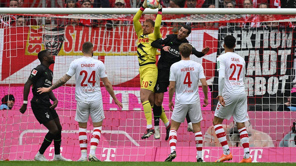 Marvin Schwäbe fängt gegen Borussia Mönchengladbach eine Flanke ab.