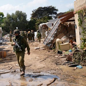 Ein israelischer Soldat geht am Dienstag, 10. Oktober 2023, durch das Kibbuz Kfar Azza. (Symbolbild)