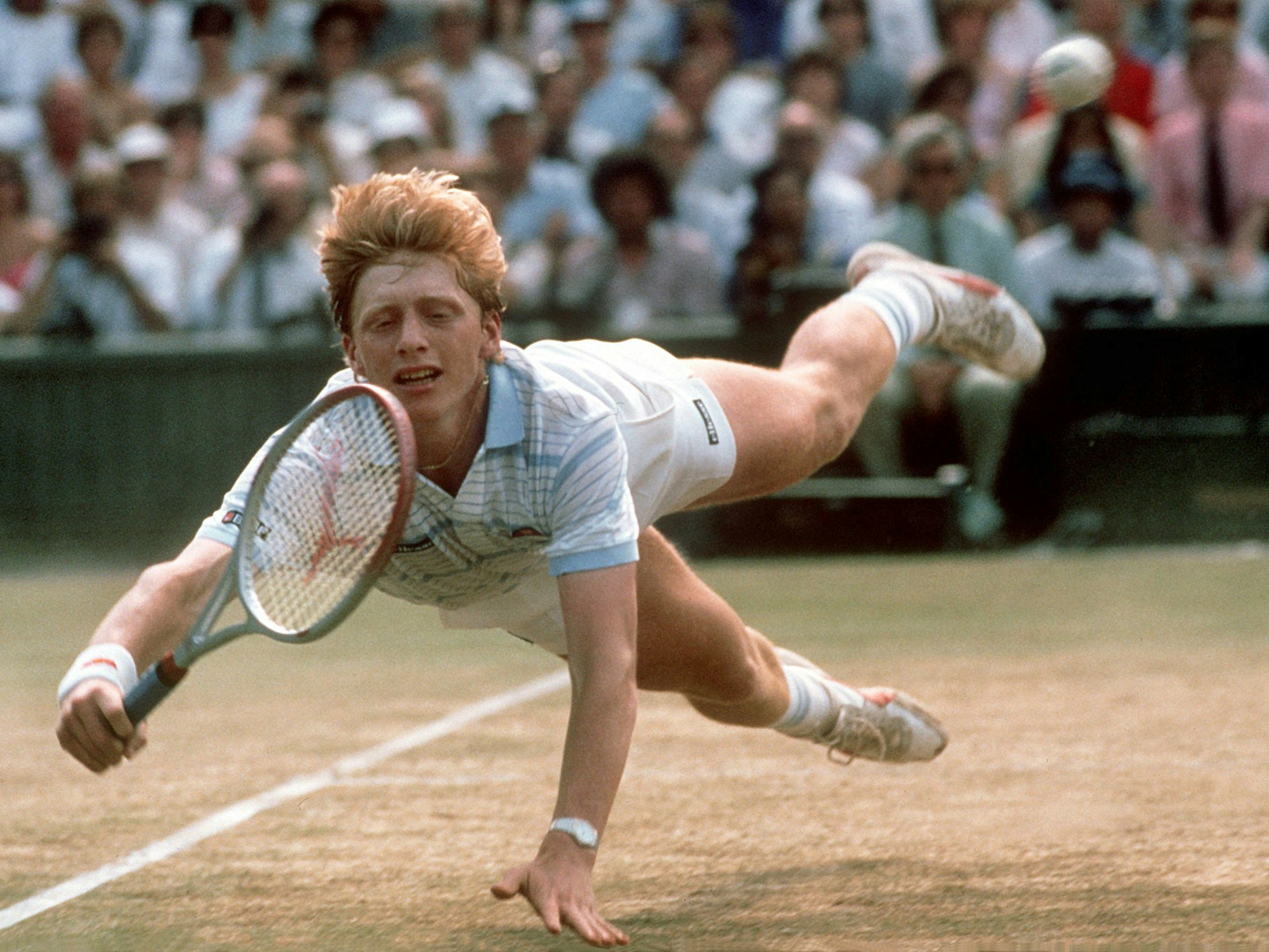 Boris Becker macht in Wimbledon seinen berühmten Becker-Hecht.