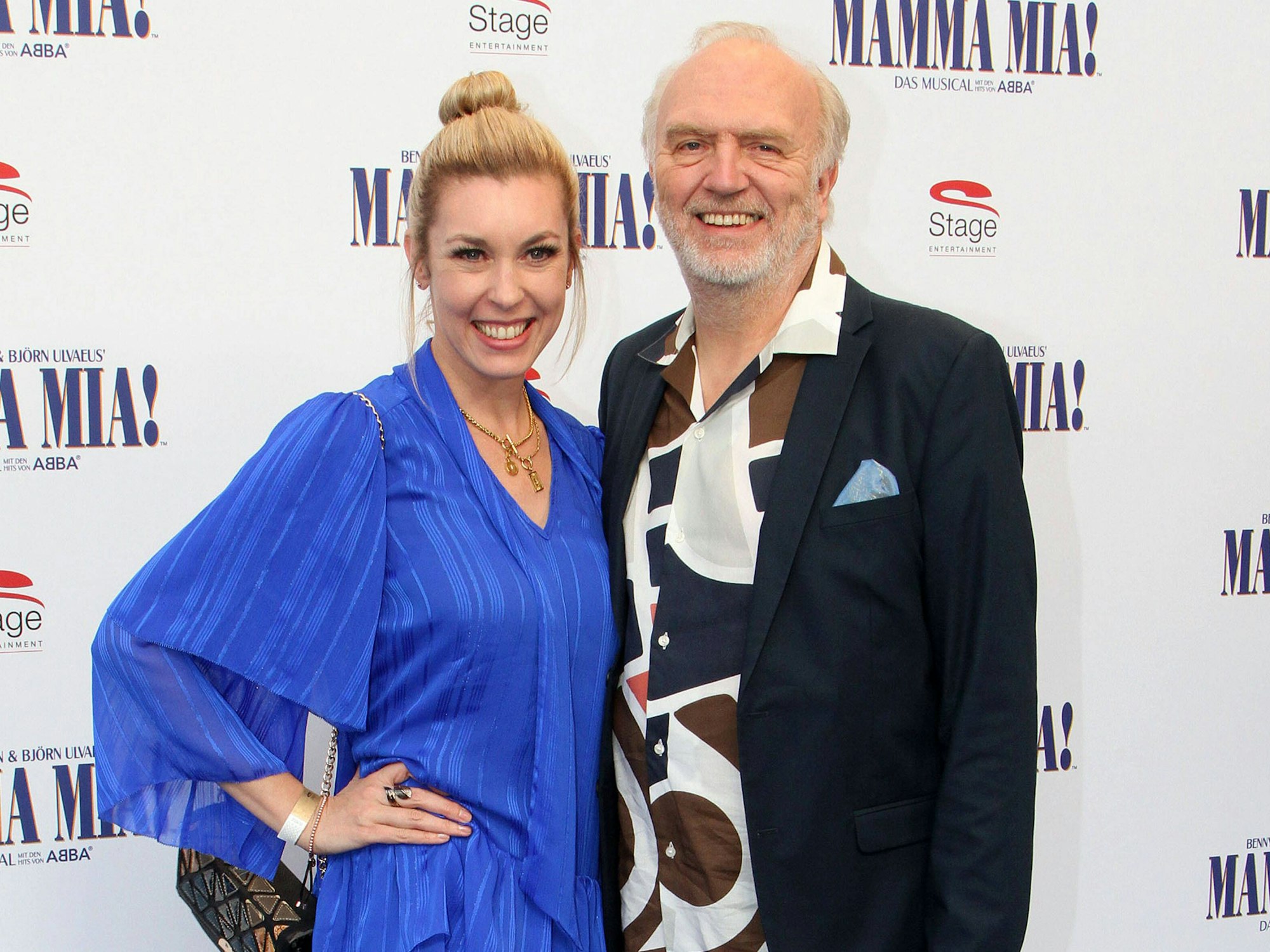 Janina Korn und Roland Heitz bei der Premiere des Musical Mamma Mia auf dem Roten Teppich.