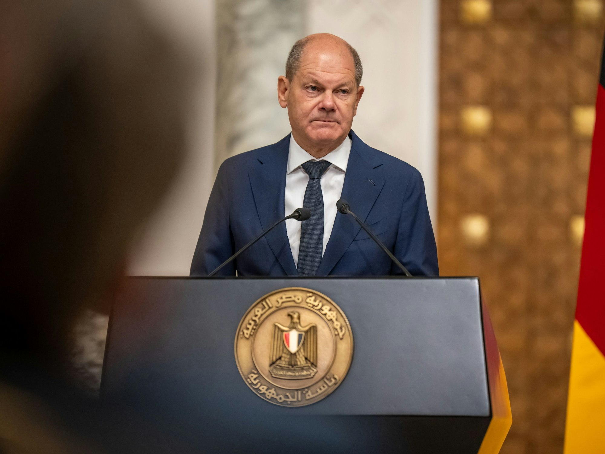 Bundeskanzler Olaf Scholz (SPD) nimmt neben Ägyptens Staatschef al-Sisi an einem Pressestatement während seines Besuchs in Kairo teil.