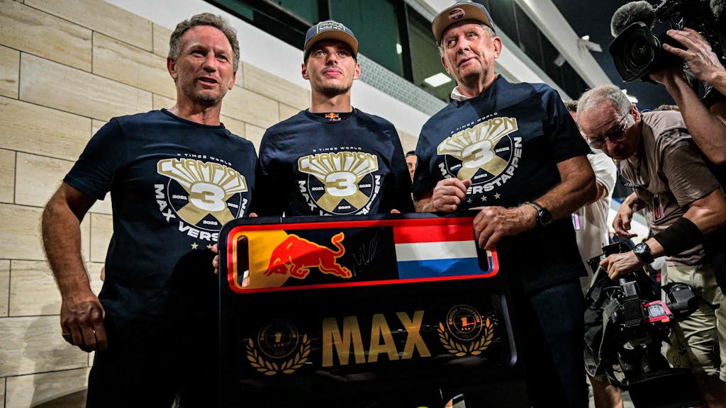 Max Verstappen feiert seinen WM-Titel in der Formel 1 an der Seite seiner Bosse Christian Horner und Dr. Helmut Marko.