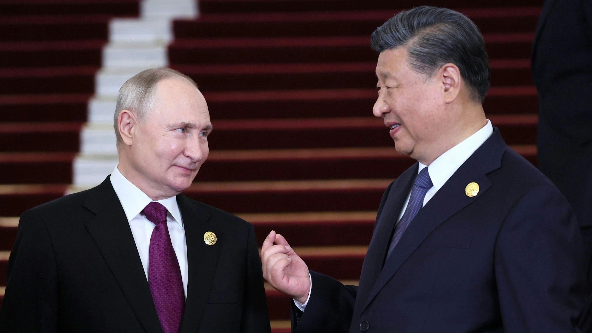 Bei seinem Besuch in Peking fand Kremlchef Wladimir Putin (l.) viele lobende Worte für Chinas Machthaber Xi Jinping.