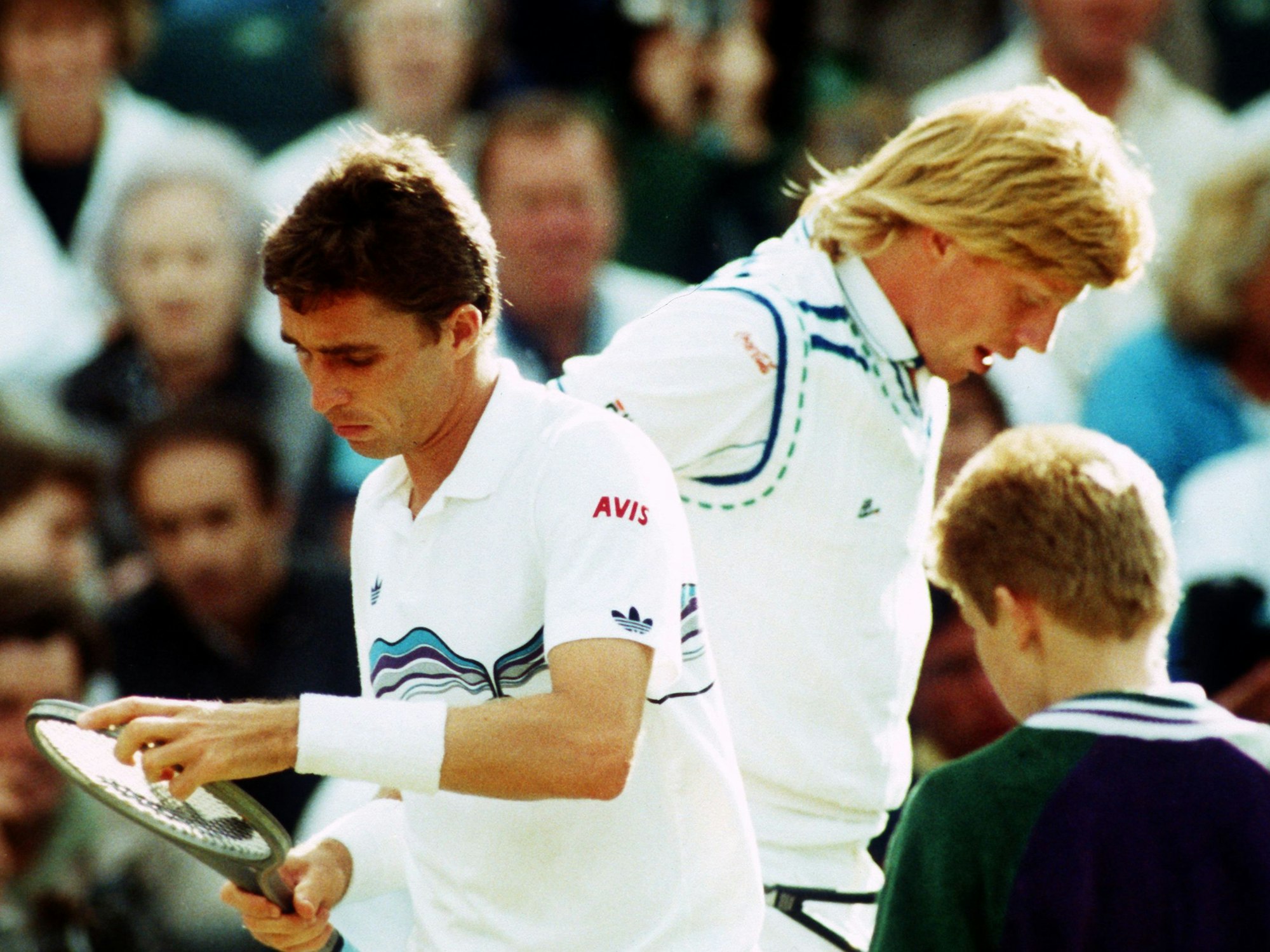 Ivan Lendl (im Vordergrund) und Boris Becker gehen beim Seitenwechsel aneinander vorbei.
