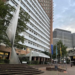 Das Gerichtsgebäude an der Luxemburger Straße. Rechts die alte Arbeitsagentur, die derzeit kernsaniert wird und Interimsstätte werden soll.
