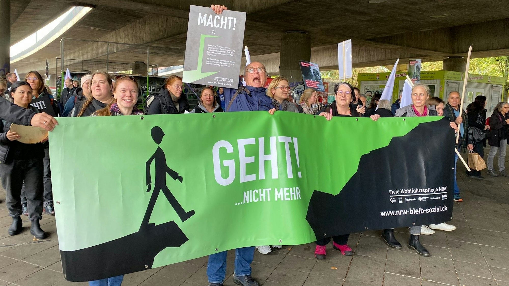 Das Team der Caritas-Kita Katterbachsteht mit einem Transparent mit der Aufschrift „Geht nicht mehr“ bei der Kundgebung in Düsseldorf.