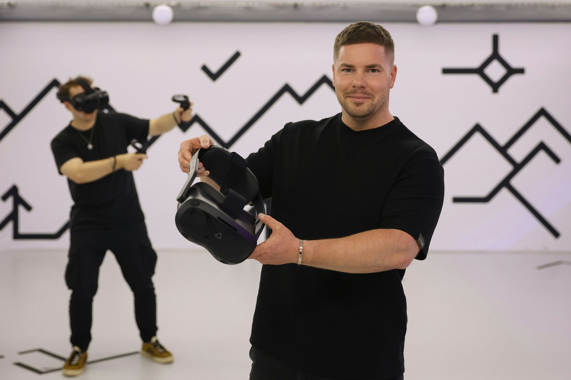 Gründungsmitglied Sebastian Adler hält eine VR-Brille in die Kamera