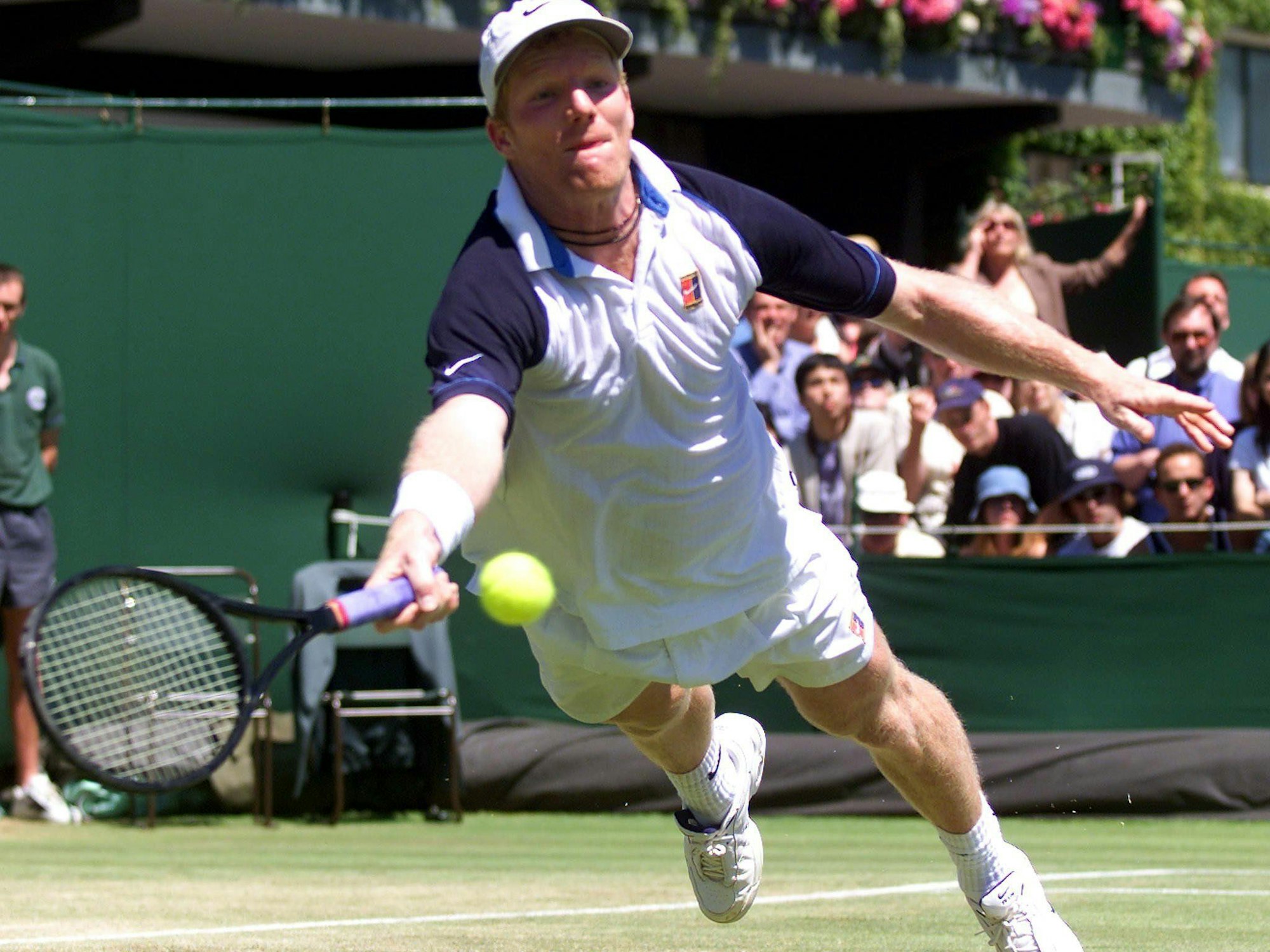 Jim Courier hechtet in Wimbledon, um einen Vorhand-Volley zu spielen.
