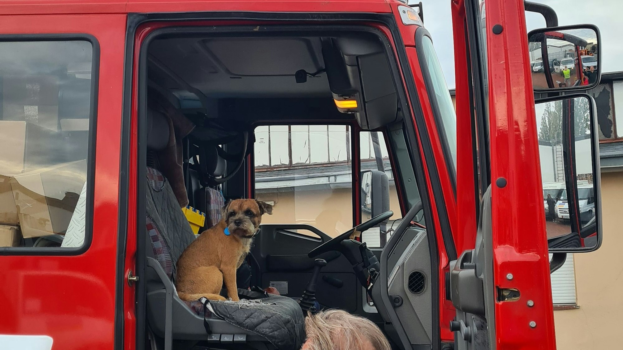 Der Hund des Fahrers des Löschfahrzeuges kommt auch mit bis an die polnisch-ukrainische Grenze.