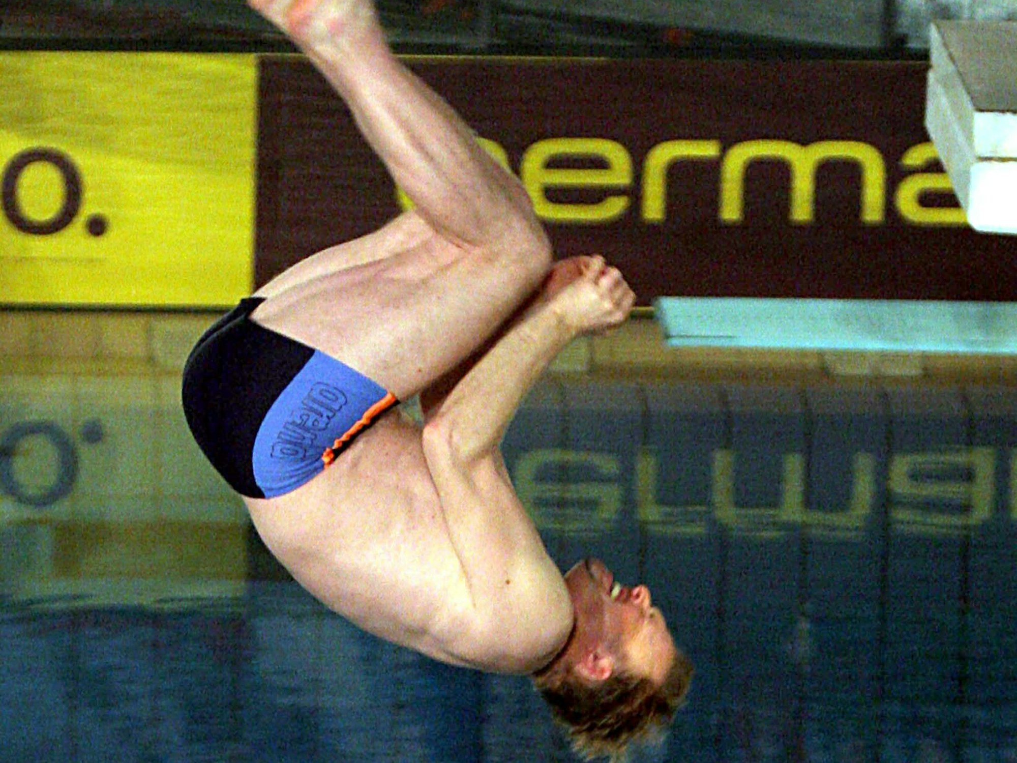 Die sportliche Herausforderung suchte Stefan Raab auch beim „Das große TV total Turmspringen“, an der zahlreiche prominente Gäste unter dem Motto ‚Runter kommen sie alle‘ teilnahmen. Hier springt der Fernseh-Moderator am 16. Dezember 2004 in der Olympia-Schwimmhalle in München vom Drei-Meter-Brett.