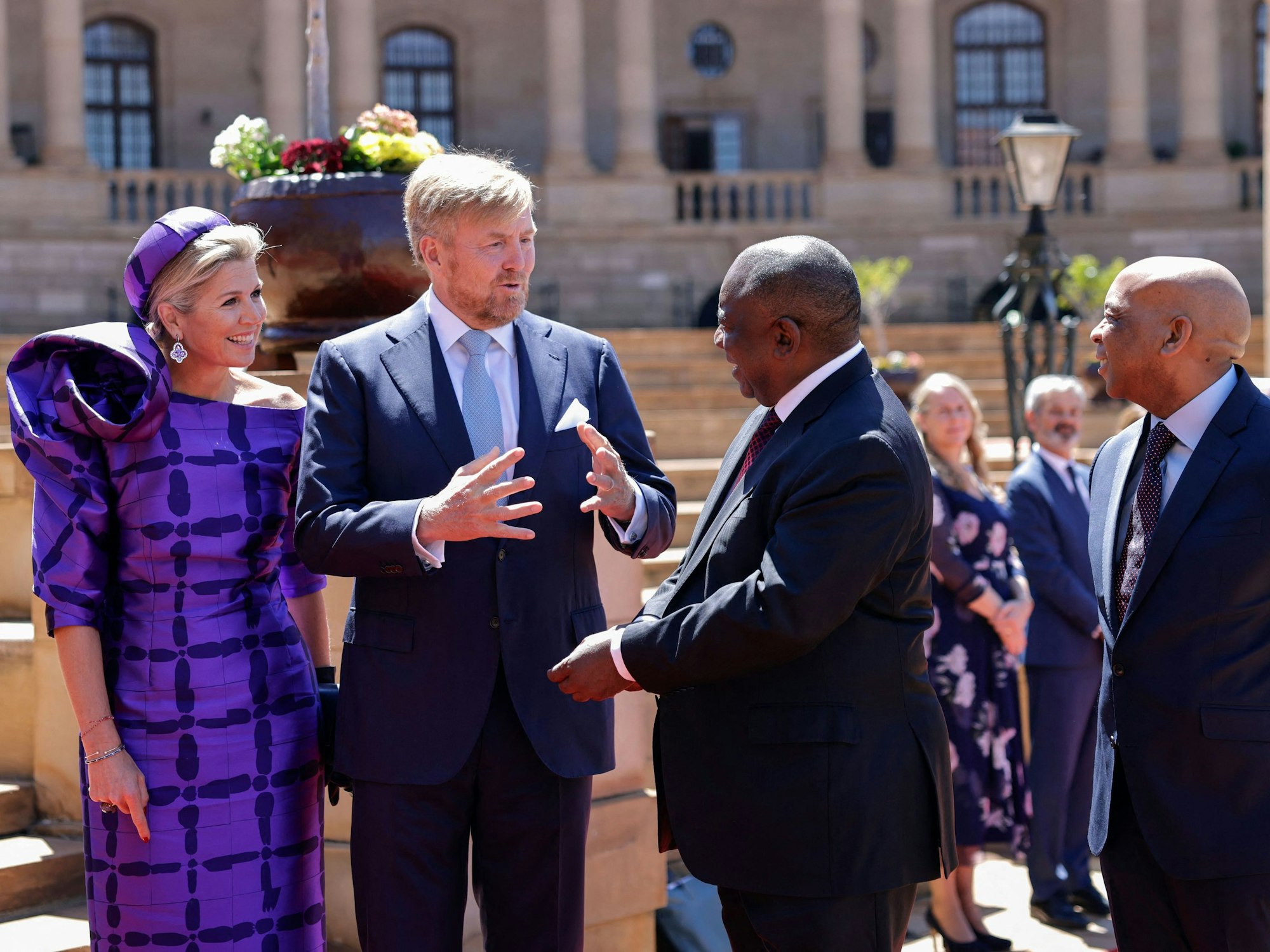 Die niederländische Königin Maxima (l) und der niederländische König Willem-Alexander (2. l) unterhalten sich mit dem südafrikanischen Präsidenten Cyril Ramaphosa (2. r) und dem südafrikanischen Elektrizitätsminister Kgosientsho Ramokgopa (r) während ihres Staatsbesuchs in Südafrika.