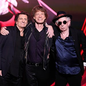 06.09.2023, Großbritannien, London: Ronnie Wood (l-r), Mick Jagger und Keith Richards von den Rolling Stones während einer Pressekonferenz zur Veröffentlichung des neuen Albums «Hackney Diamonds». Das neue Studioalbum der legendären Rockband erscheint am 20. Oktober.&nbsp;