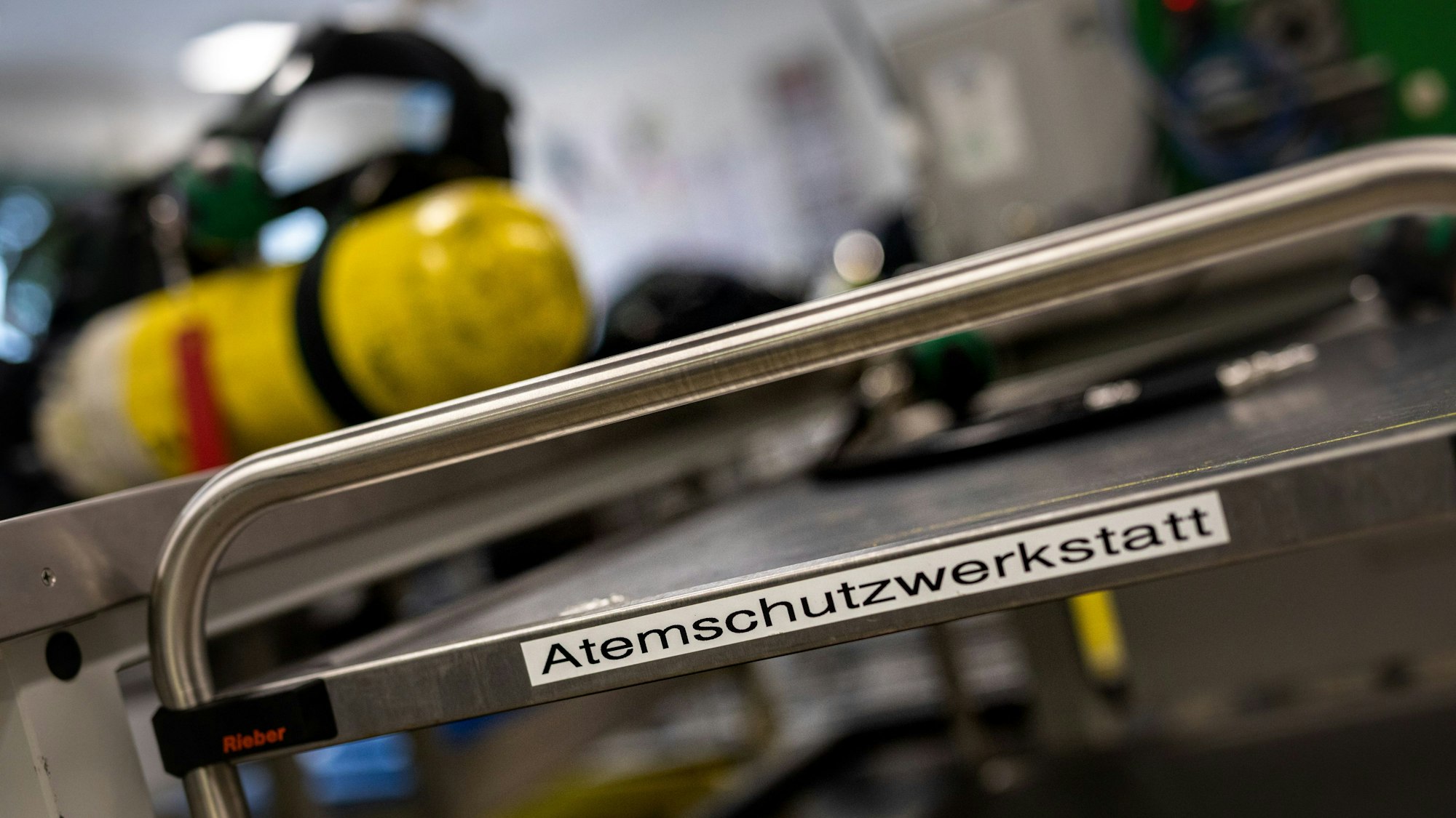 Ein Atemschutzgerät der Berufsfeuerwehr Köln liegt in der sogenannten „Atemschutzwerkstatt“ auf der Feuerwache 10 in Köln auf dem Tisch.