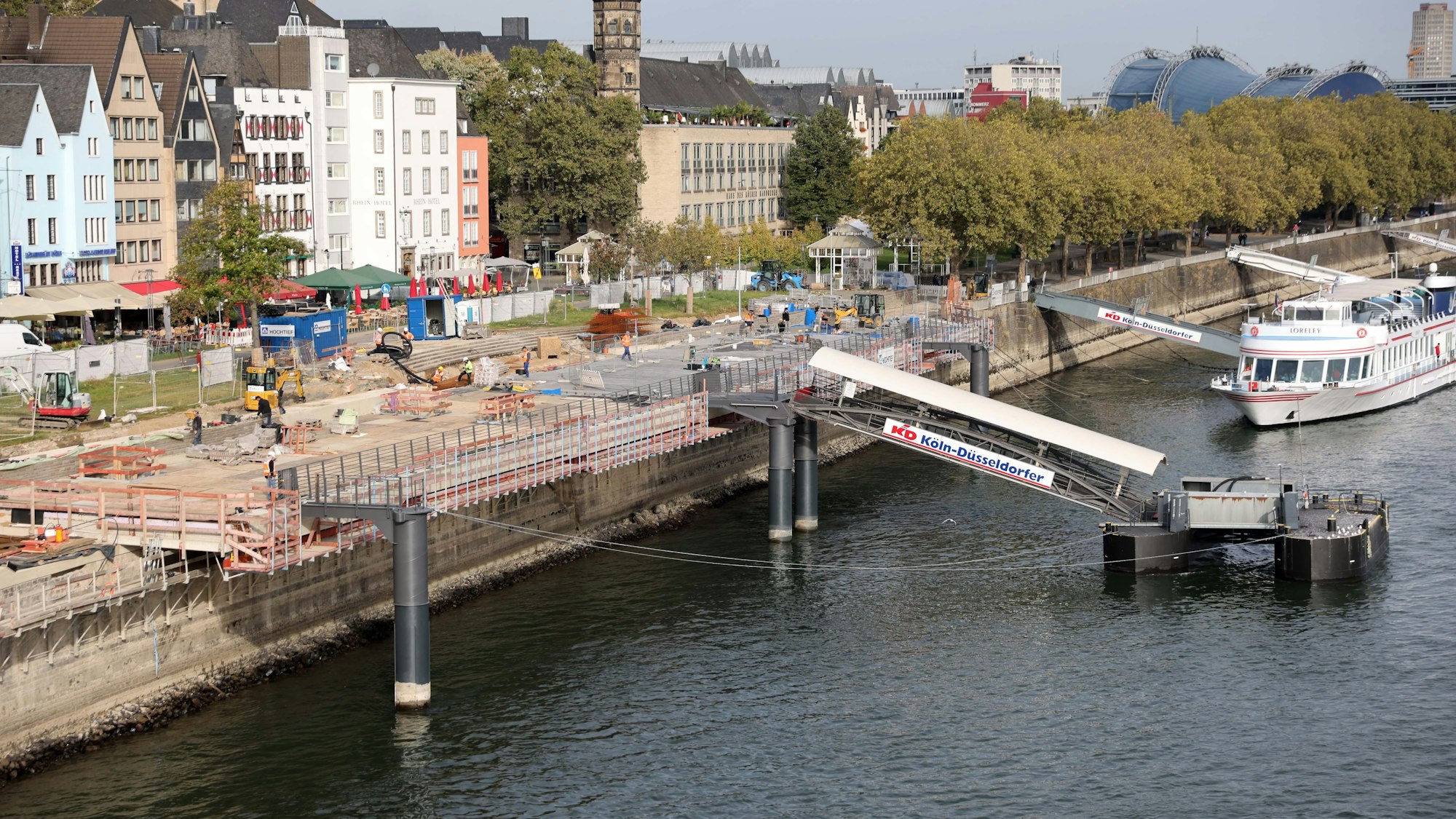 Eine Baustelle am Rhein.