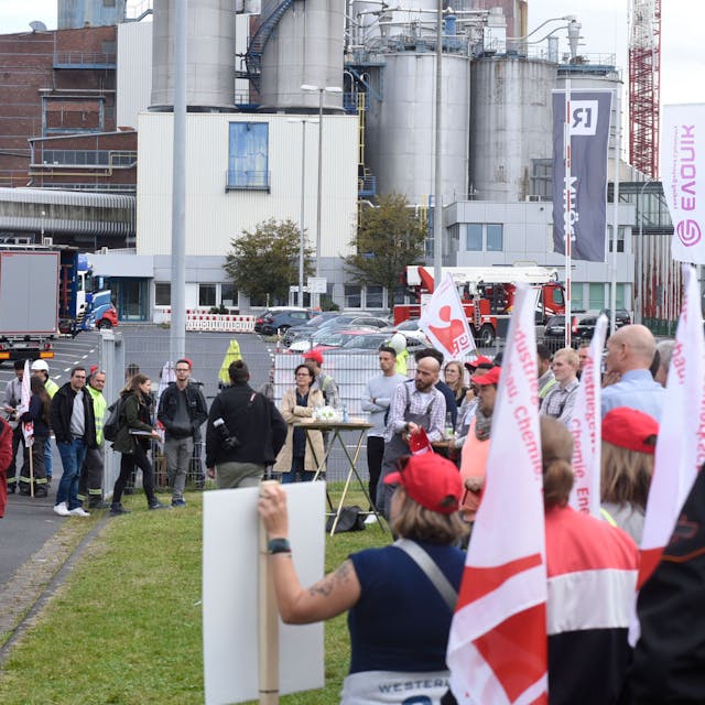 Das Foto zeigt Teilnehmer der „Mittagspause“ vor  dem Wesselinger Evonik-Werk. Sie wollen die Politik wachrütteln.