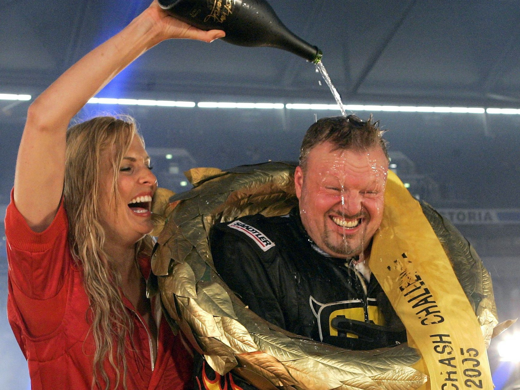 Stefan Raab ist für seinen Ehrgeiz bekannt. Klar, dass der Moderator nach seinem Sieg bei der Stock Car Crash Challenge am 25. Juni 2005 in der Arena AufSchalke eine Sektdusche von Moderatorin Sonya Kraus erhält.