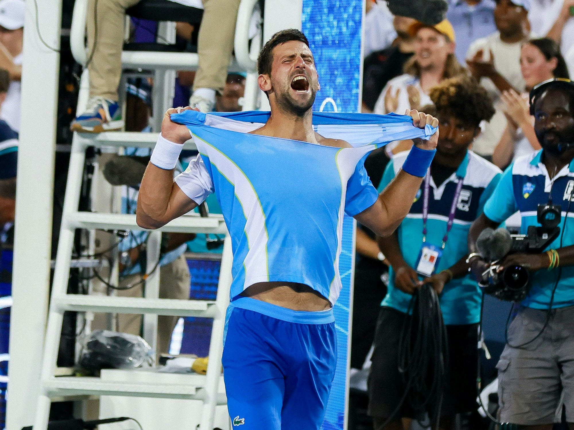 Novak Djokovic reißt sich nach dem Sieg das Hemd vom Leib.