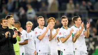 Die Borussia-Spieler applaudieren den Fans nach dem Spiel gegen Mainz.