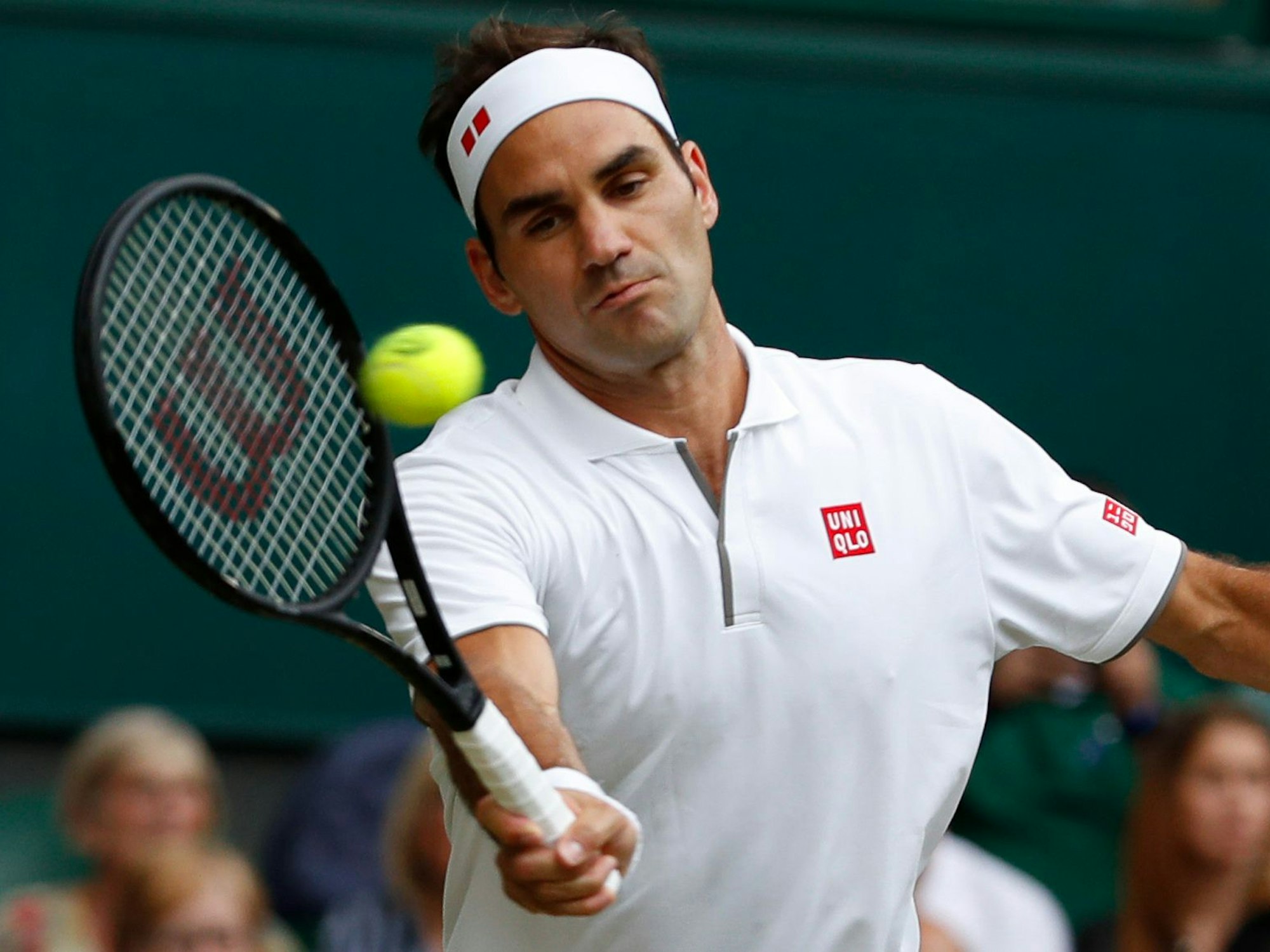 Roger Federer schlägt einen Vorhand-Volley.