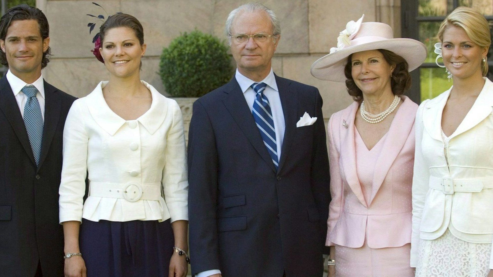 Madeleine ist das jüngste der drei Kinder von König Carl XVI Gustaf und Königin Silvia. Das Foto zeigt Madeleine (r) mit ihren Eltern und ihren älteren Geschwistern, Kronprinzessin Victoria und Bruder Carl Philip im Dezember 2008.