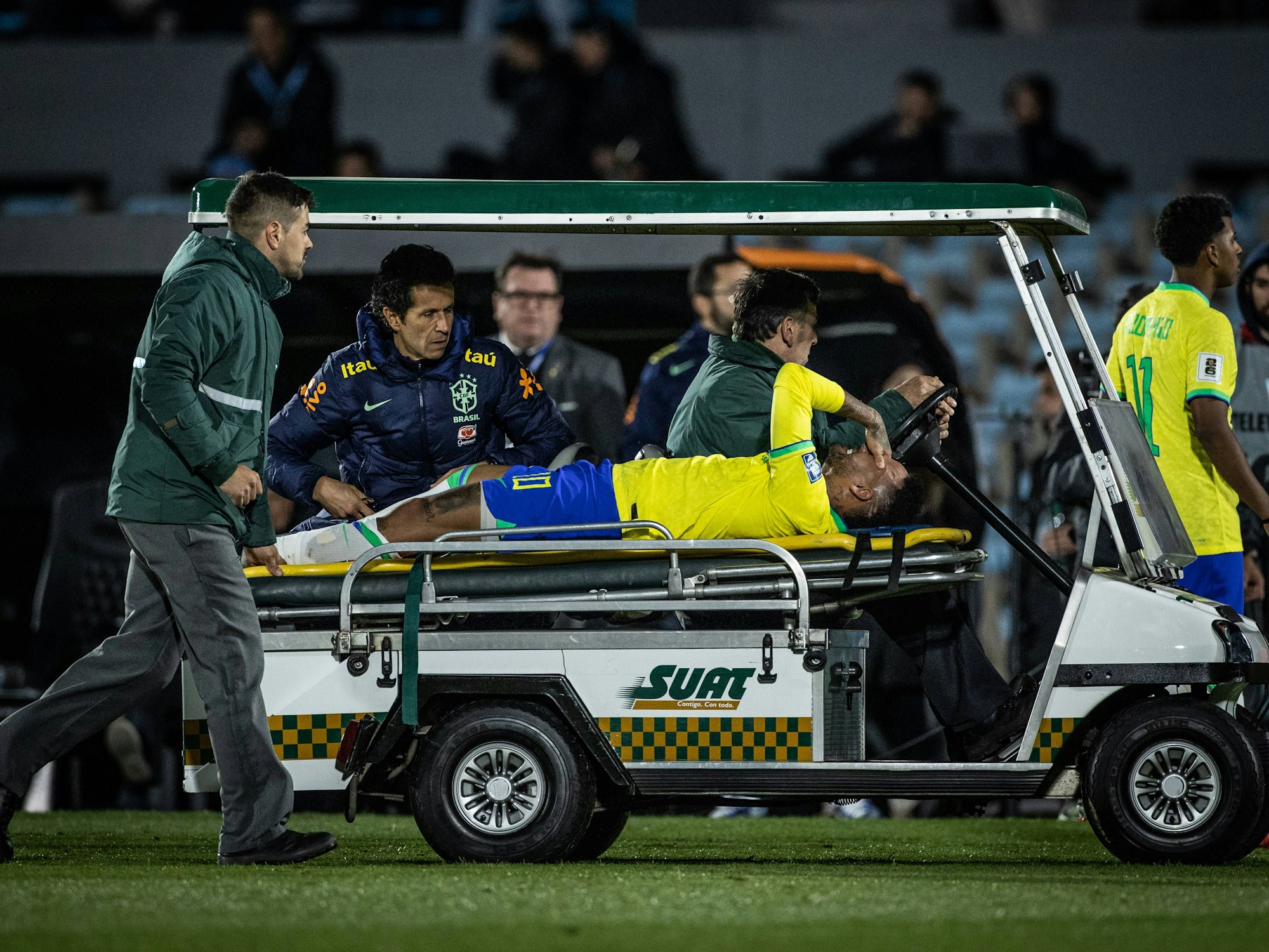 Mit einem Golfcart wird der verletzte Neymar im Brasilien-Trikot aus dem Stadion gefahren.