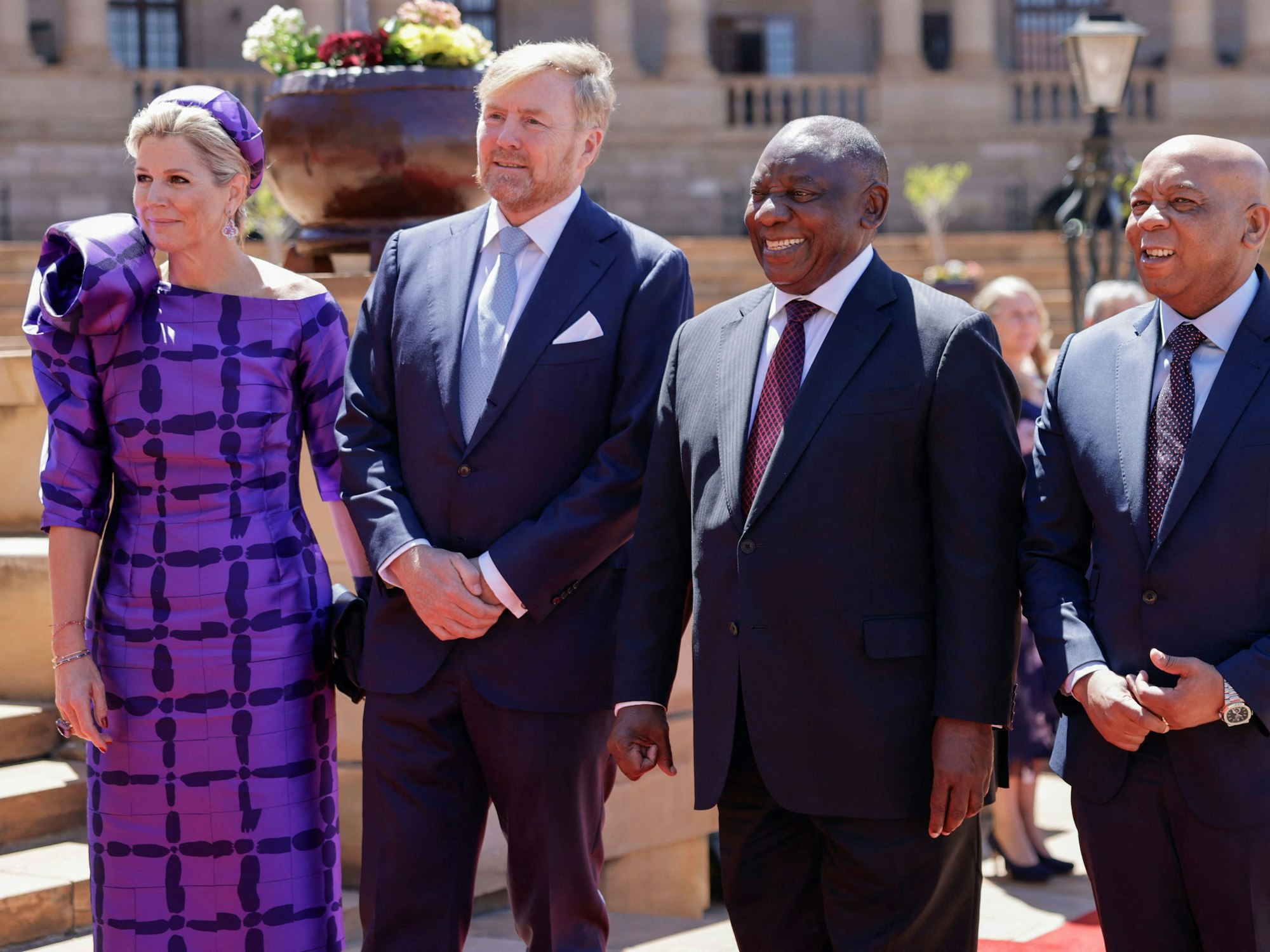 Die niederländische Königin Maxima (l) und der niederländische König Willem-Alexander (2. l) unterhalten sich mit dem südafrikanischen Präsidenten Cyril Ramaphosa (2. r) und dem südafrikanischen Elektrizitätsminister Kgosientsho Ramokgopa (r) während ihres Staatsbesuchs in Südafrika.