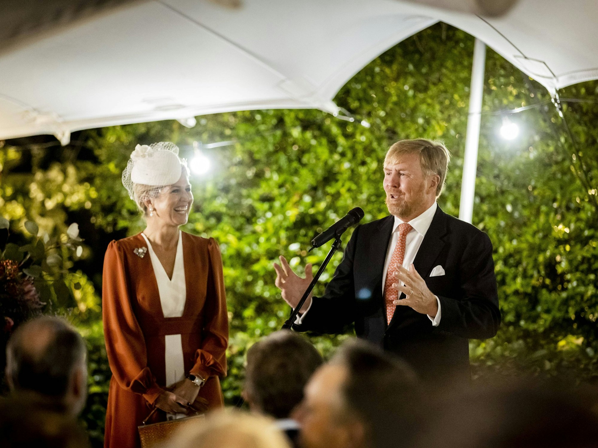 König Willem-Alexander hält eine Rede in der Residenz für Niederländer, die in Südafrika leben und/oder arbeiten. Das Königspaar befindet sich zu einem dreitägigen Staatsbesuch in Südafrika.