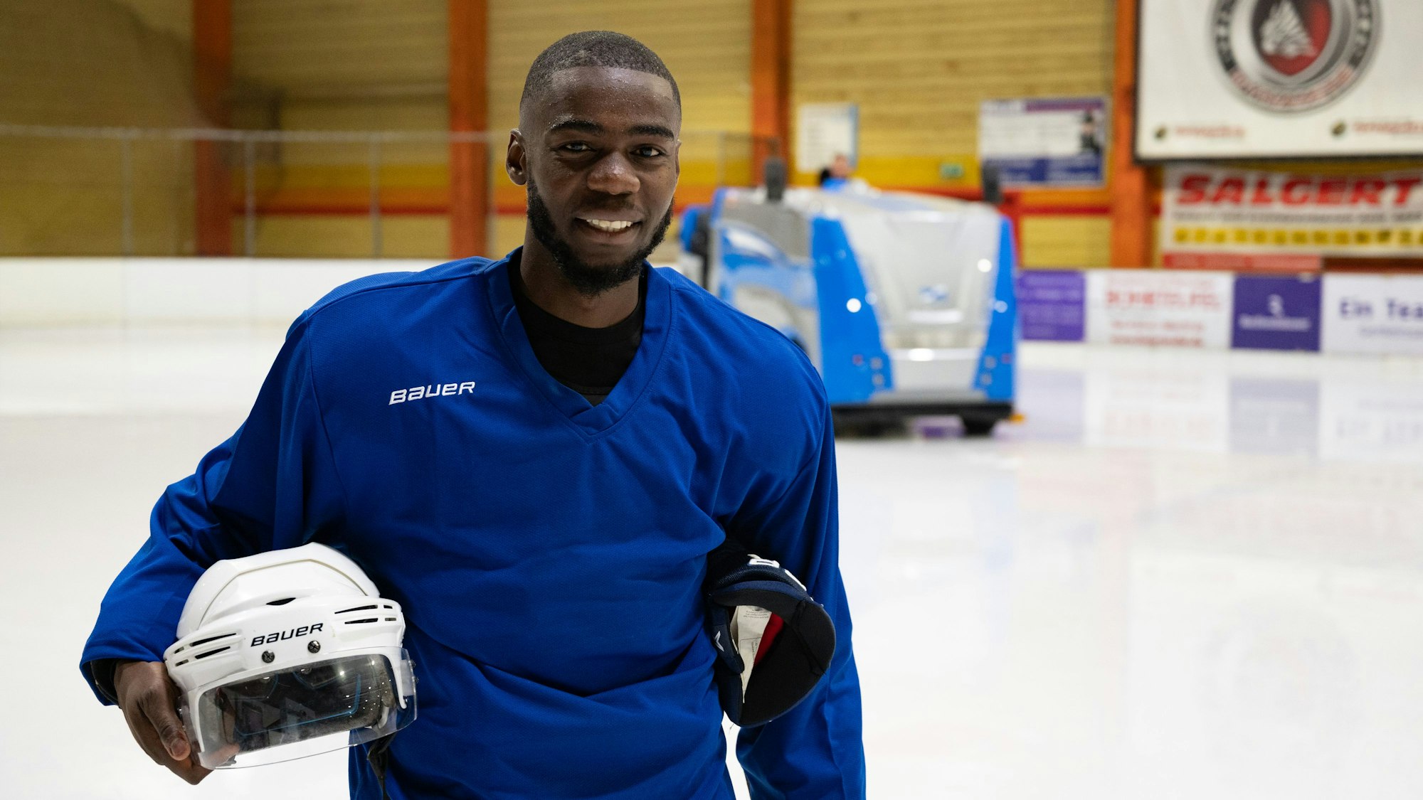 Glücklich auf dem Eis und in voller Eishockeymontur: Axali Jack Doeseb