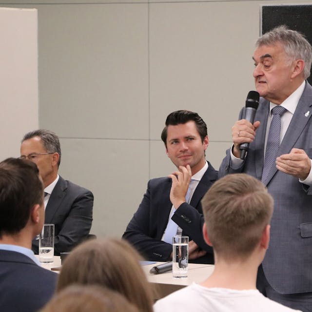 Auf dem Bild ist NRW-Innenminister Herbert Reul zu sehen, der eine Rede hält.