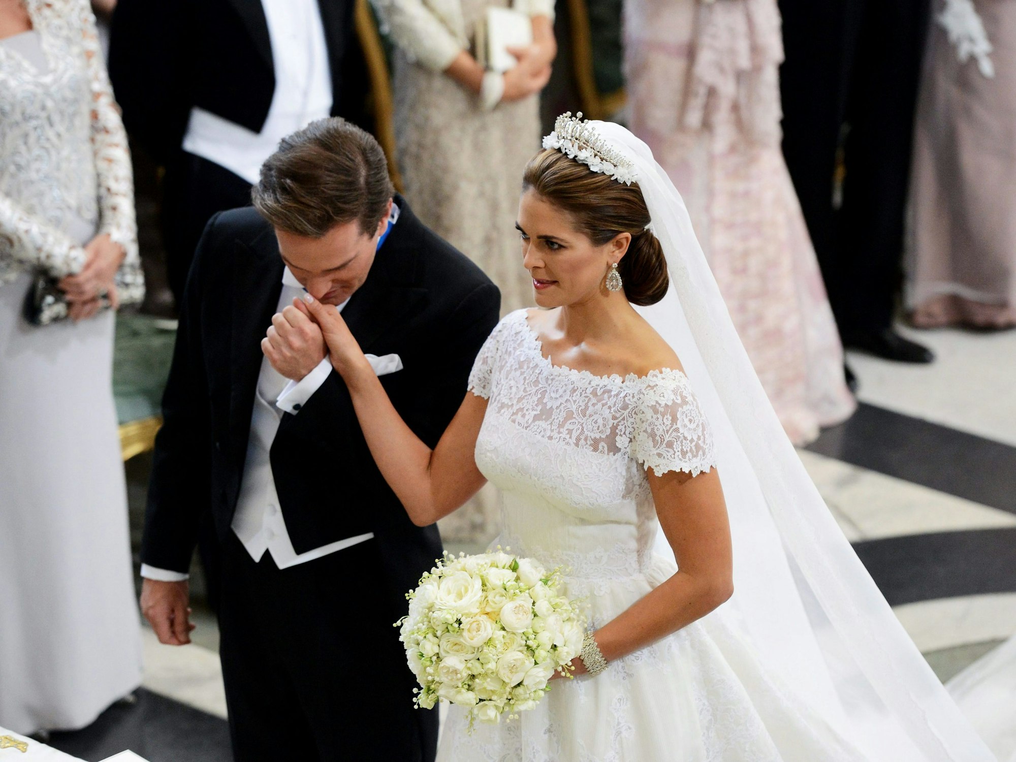 Die Hochzeit fand am 8. Juni 2013 in der königlichen Kapelle von Stockholm statt. Ehemann Chris O'Neill hat übrigens bewusst auf einen königlichen Titel verzichtet und die schwedische Staatsbürgerschaft abgelehnt. Er will als Geschäftsmann unabhängig bleiben. Das brachte ihm und Madeleine Kritik ein.