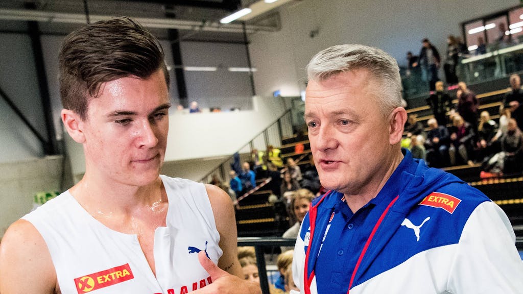 Jakob Ingebrigtsen und sein Vater Gjert bei einem Leichtathletik-Meeting.