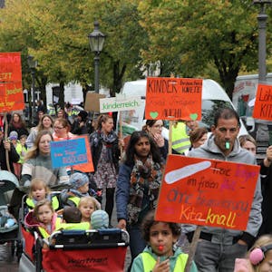 Kinder und Erwachsene laufen in einer Demonstration rund um den Siegburger Markt&nbsp;