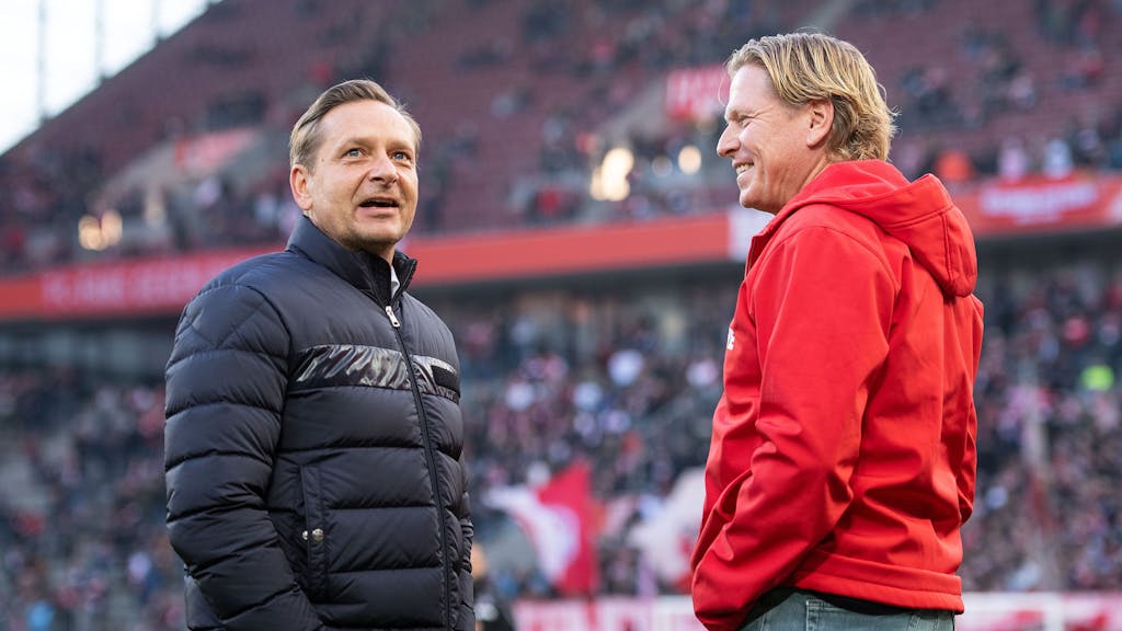 Horst Heldt und Markus Gisdol unterhalten sich gut gelaunt vor einem Spiel des 1. FC Köln im Rhein-Energie-Stadion