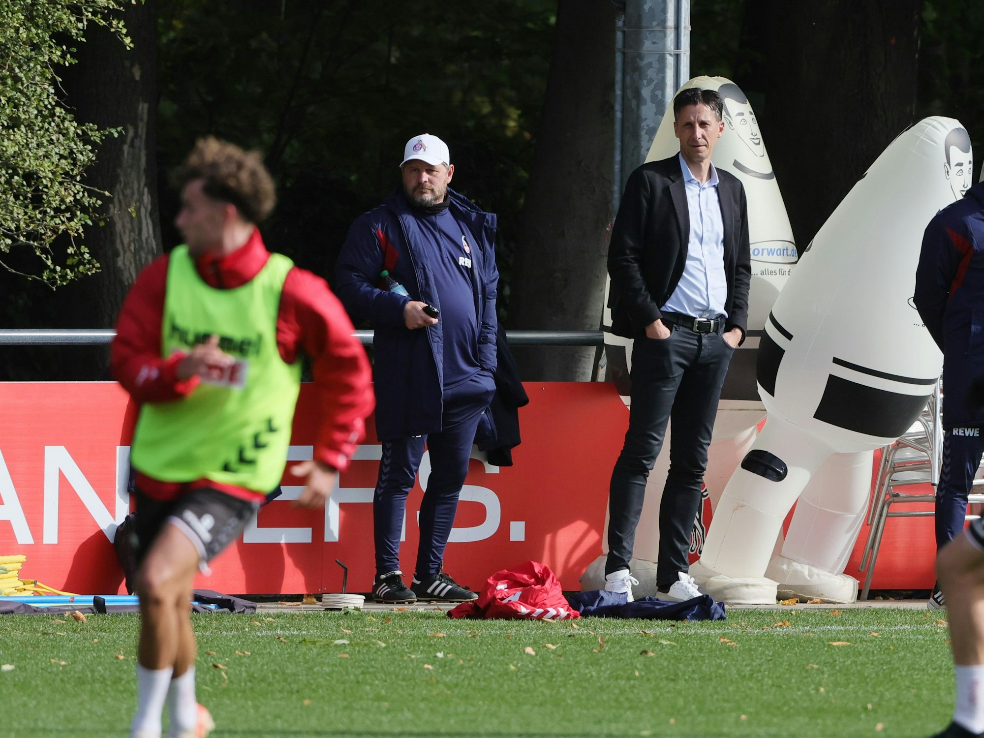 Steffen Baumgart und Christian Keller beobachten das FC-Training.