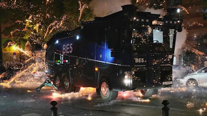 Feuerwerkskörper explodieren an einem Polizeifahrzeug bei einer pro-palästinensischen Demonstration in Berlin.