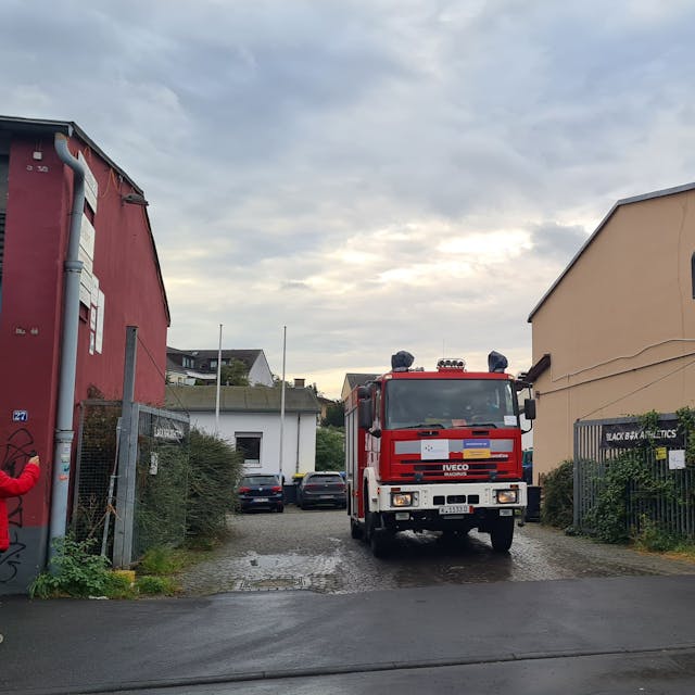 Das Löschfahrzeug, das die Stadt Emmerich gespendet hat, verlässt das Lager des Blau Gelben Kreuzes in Köln-Bayenthal.