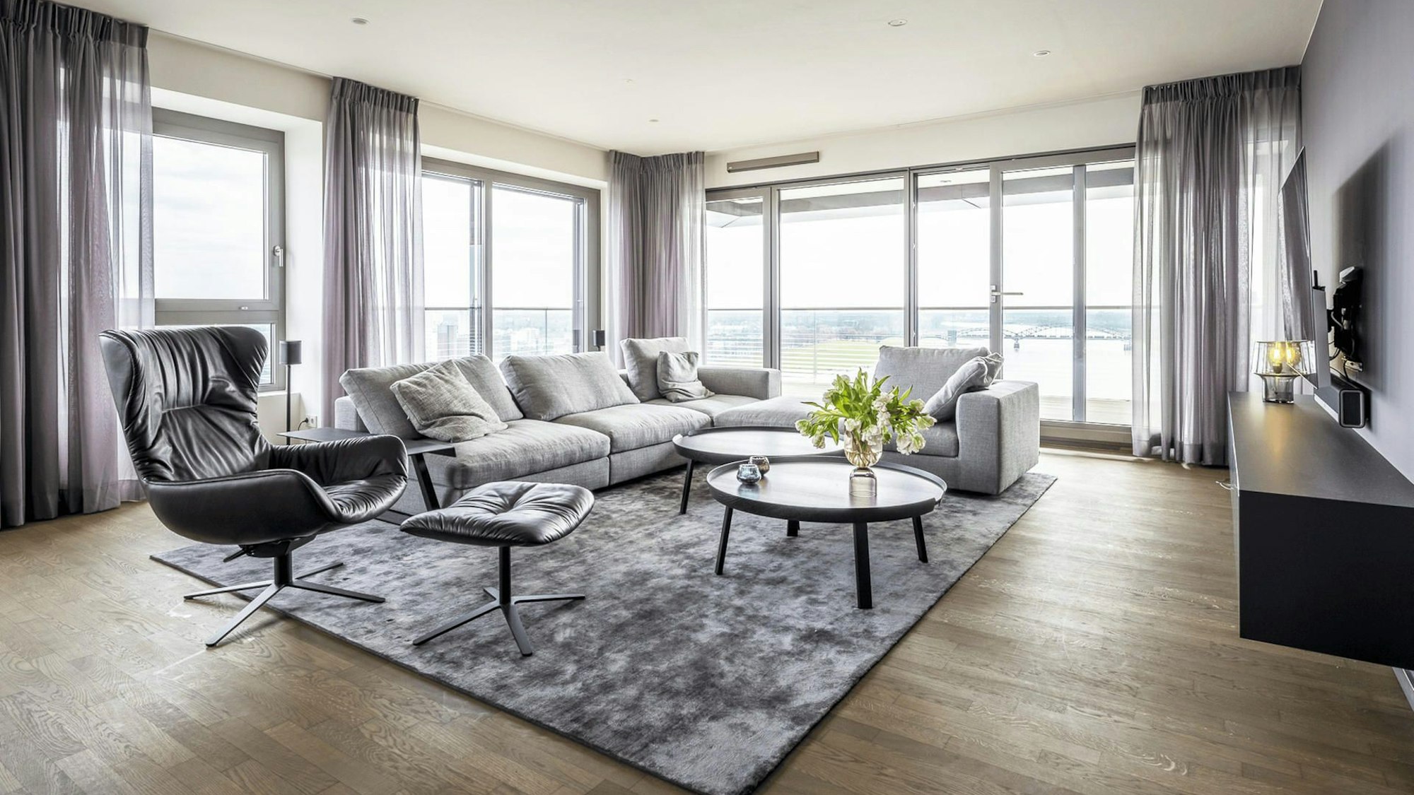 Wohnzimmer einer Luxuswohnung im Kranhaus