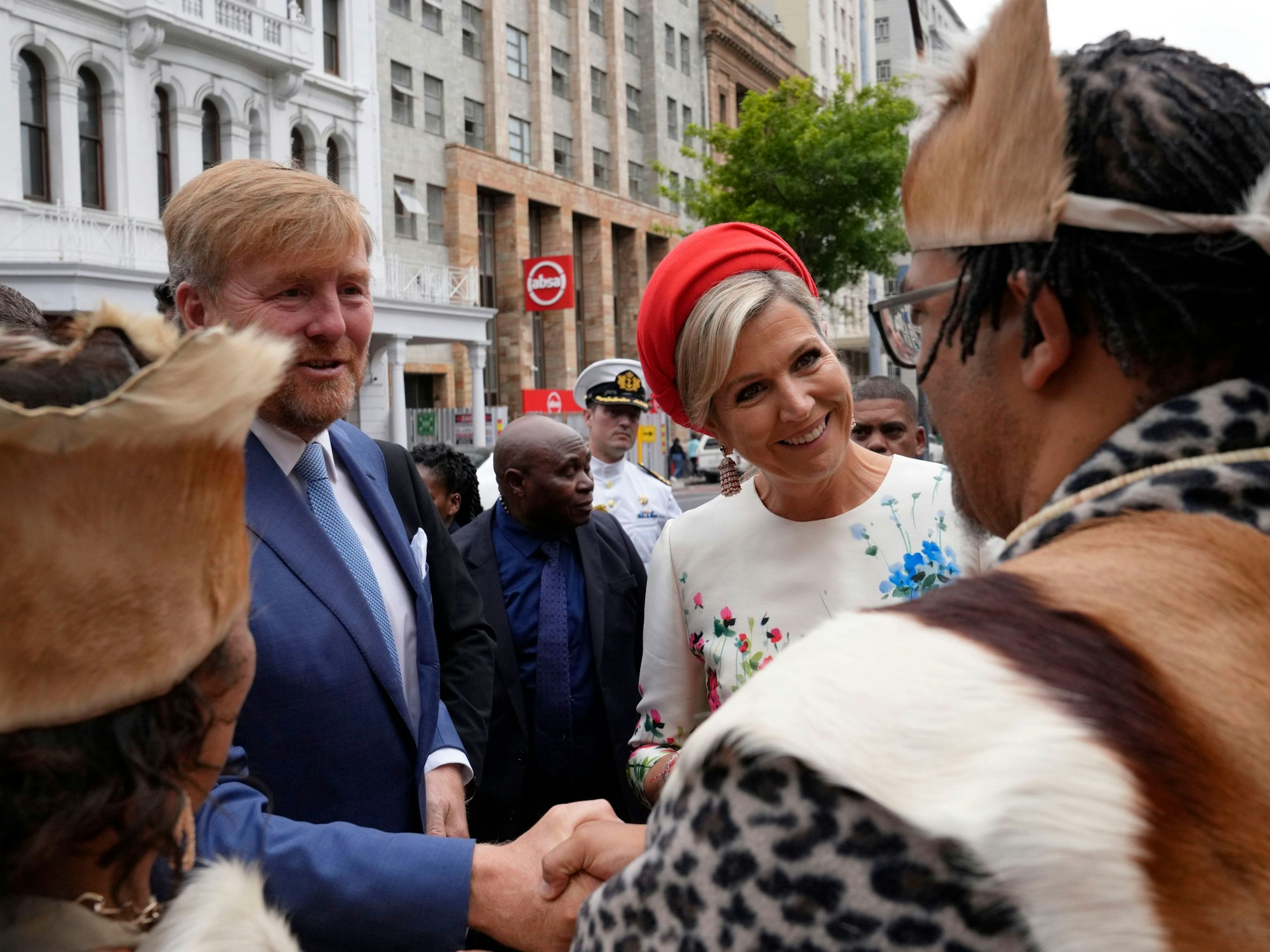 König Willem-Alexander und Königin Maxima der Niederlande kommen während ihres Staatsbesuchs in Südafrika am Freitag, 20. Oktober 2023, im Iziko Slave Lodge Museum in Kapstadt an.
