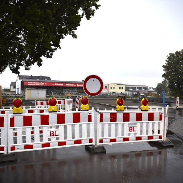 Rot-weiße Sperrzäune riegeln die Baustelle am Zülpicher Bahnhof ab.