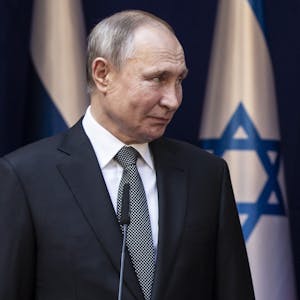 Wladimir Putin bei einem Besuch in Jerusalem. In Israel wird nun scharfe Kritik am Kurs des Kremlchefs laut. (Archivbild)