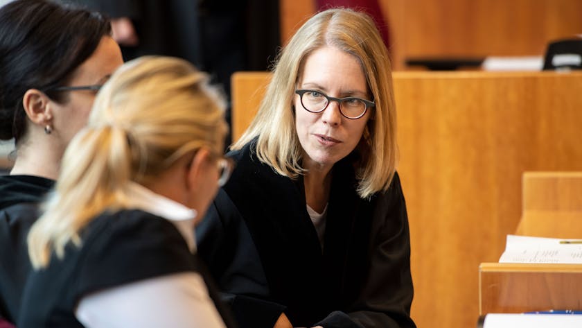Oberstaatsanwältin Anne Brorhilker (r) sitzt vor dem Landgericht auf dem Platz des Anklägers.