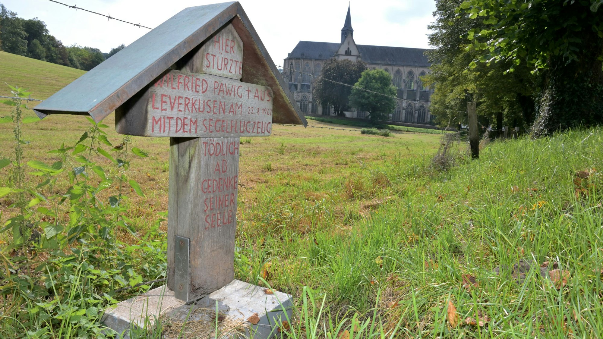 Ein Gedenkkreuz in Altenberg erinnert an den tödlichen Absturz des Segelfliegers Wilfried Pawig.