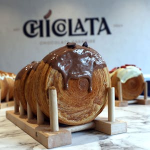 Das Foto zeigt mehrere Croissant Rolls, im Vordergrund ist eine mit Schokoladenguss zu sehen.
