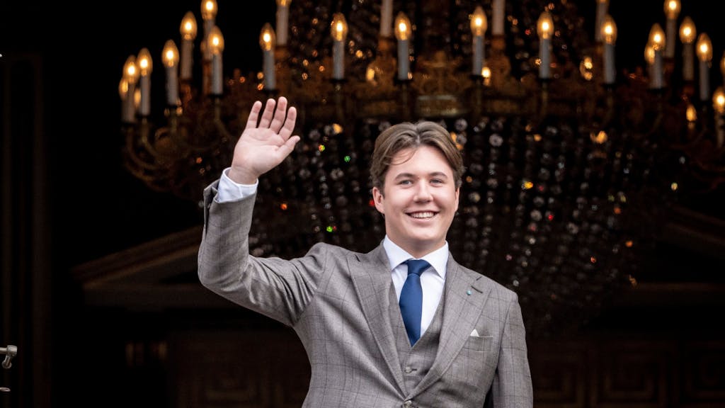 Prinz Christian von Dänemark winkt an seinem 18. Geburtstag (15. Oktober 2023) von einem Balkon von Schloss Amalienborg.
