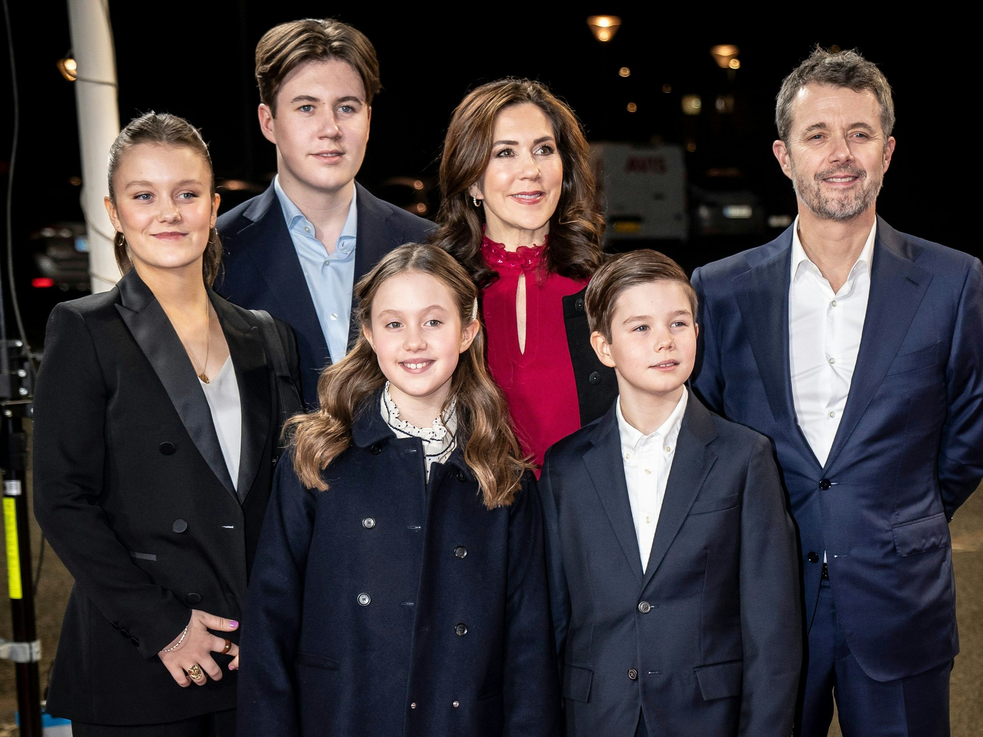 Kronprinz Frederik von Dänemark mit Kronprinzessin Mary und den Kindern, Prinzessin Isabella (l-r), Prinz Christian, Prinzessin Josephine und Prinz Vincent am 6. Februar 2022 in Kastrup.