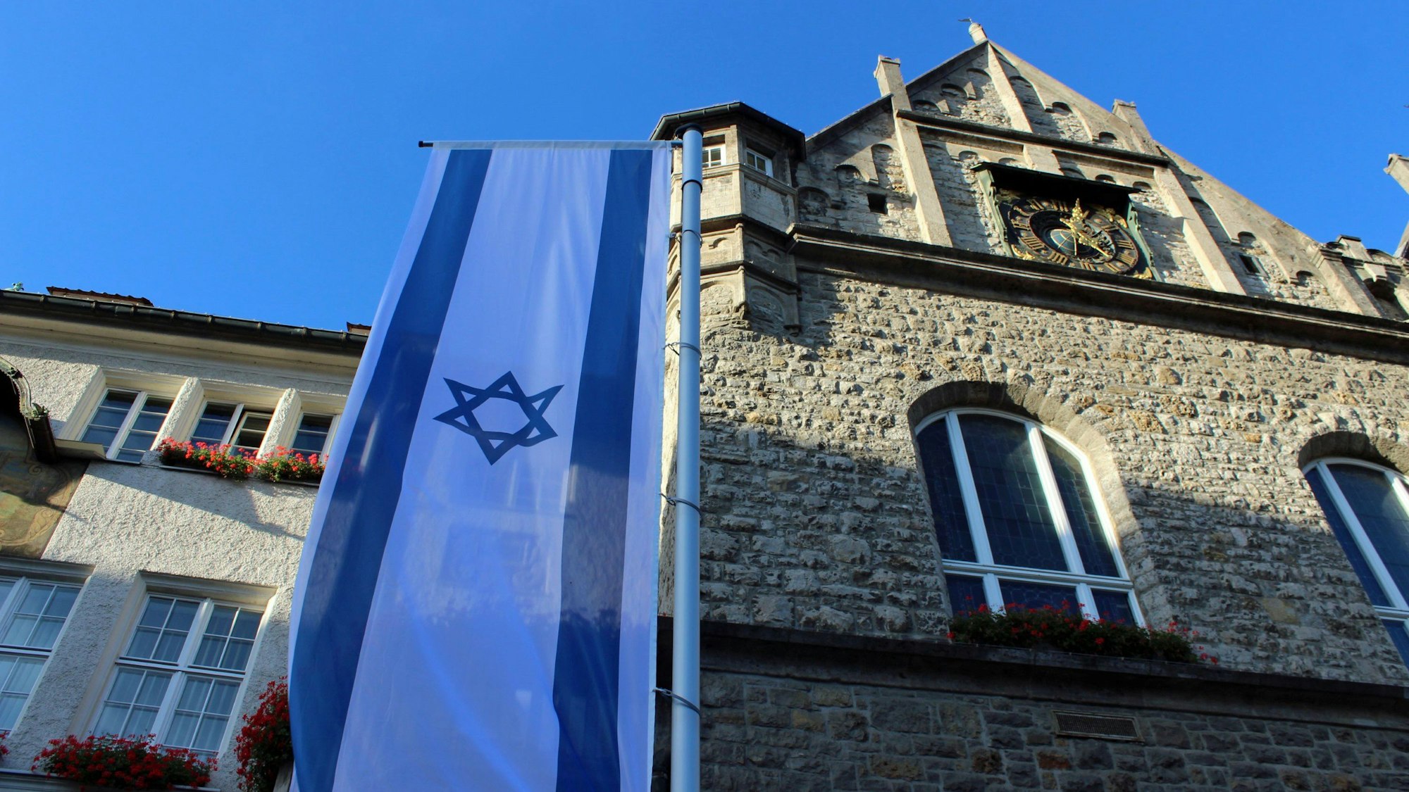 Eine israelische Flagge weht vor dem Rathaus in Bergisch Gladbach
